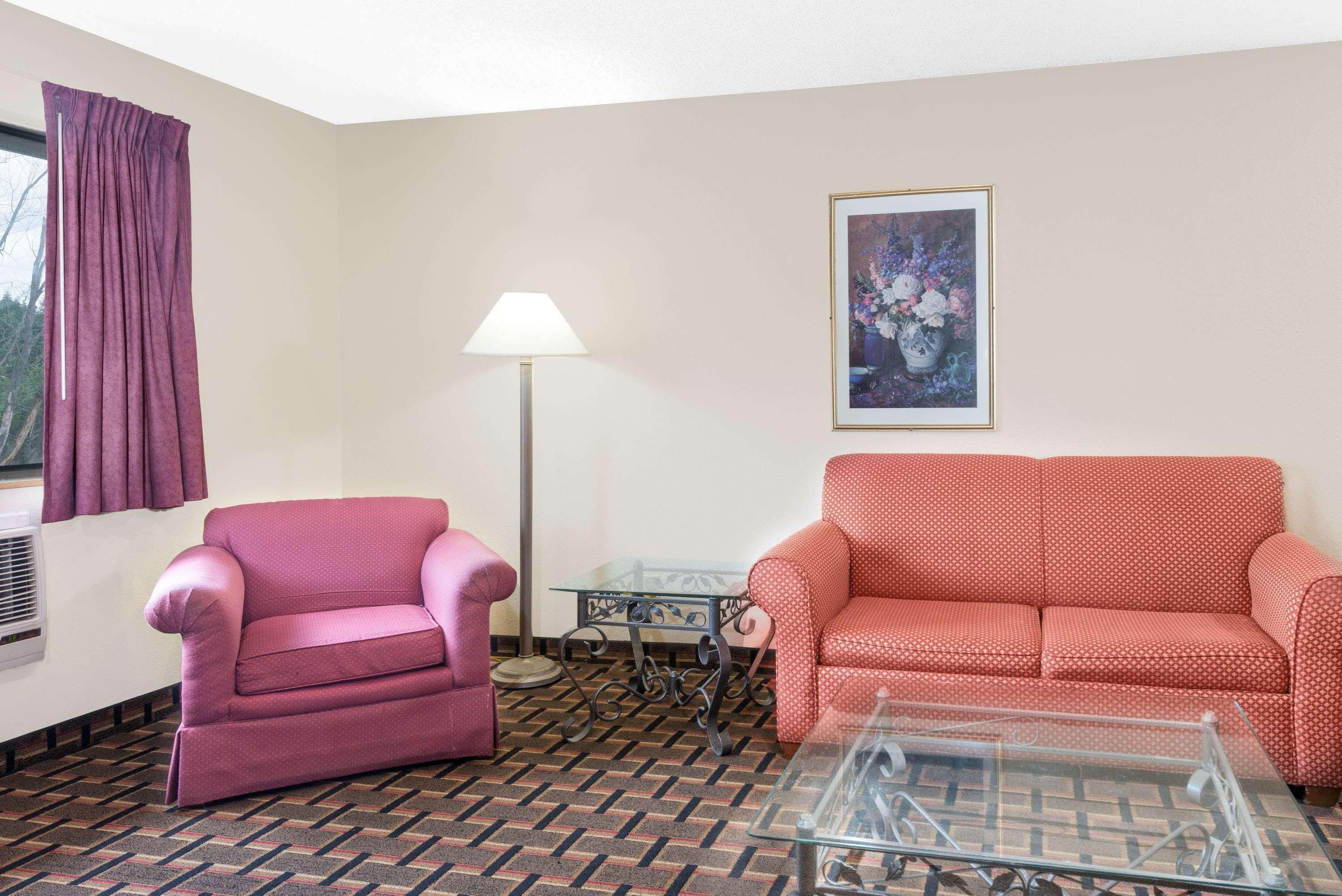 Super 8 By Wyndham Kent/Akron Area Exteriér fotografie