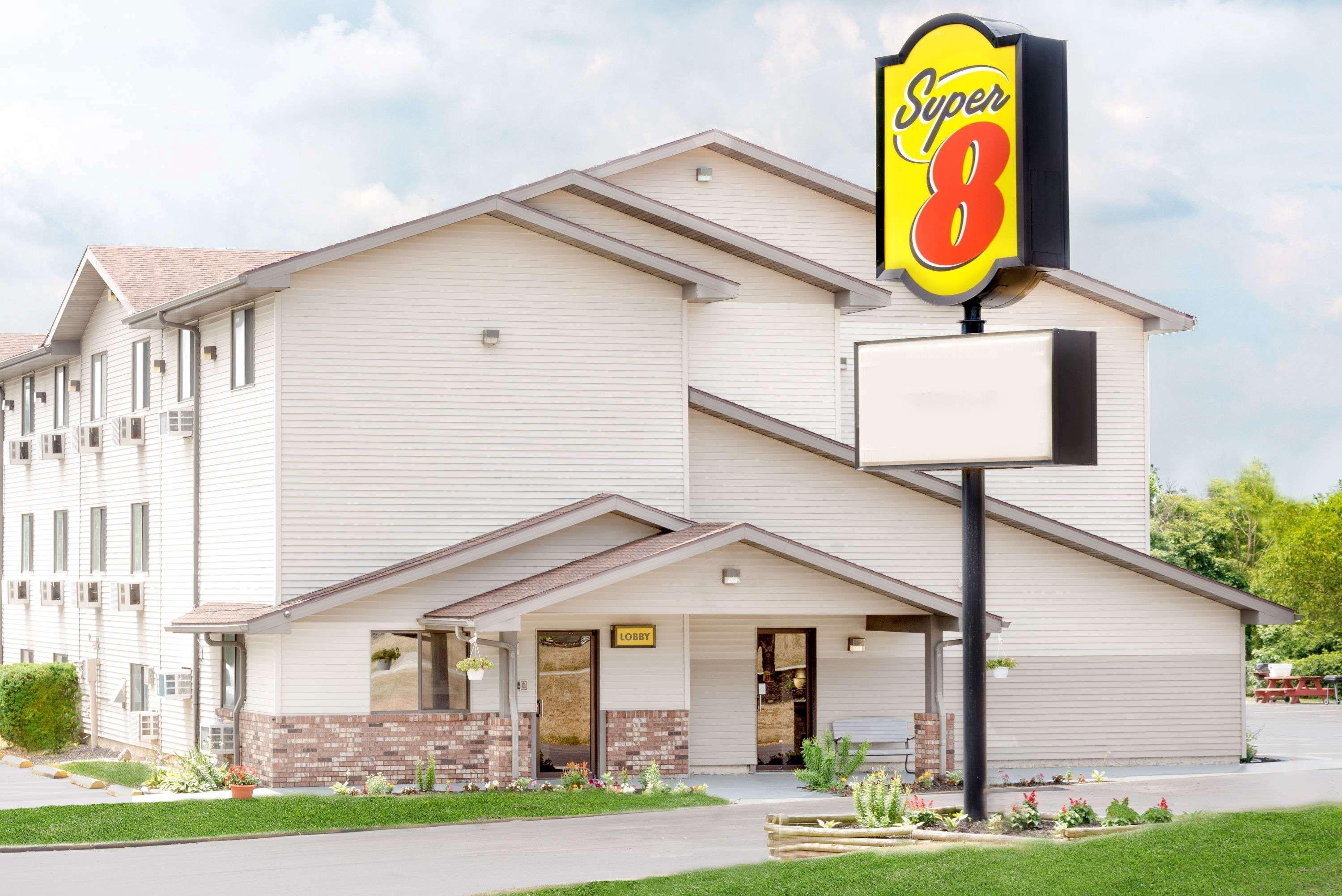 Super 8 By Wyndham Kent/Akron Area Exteriér fotografie