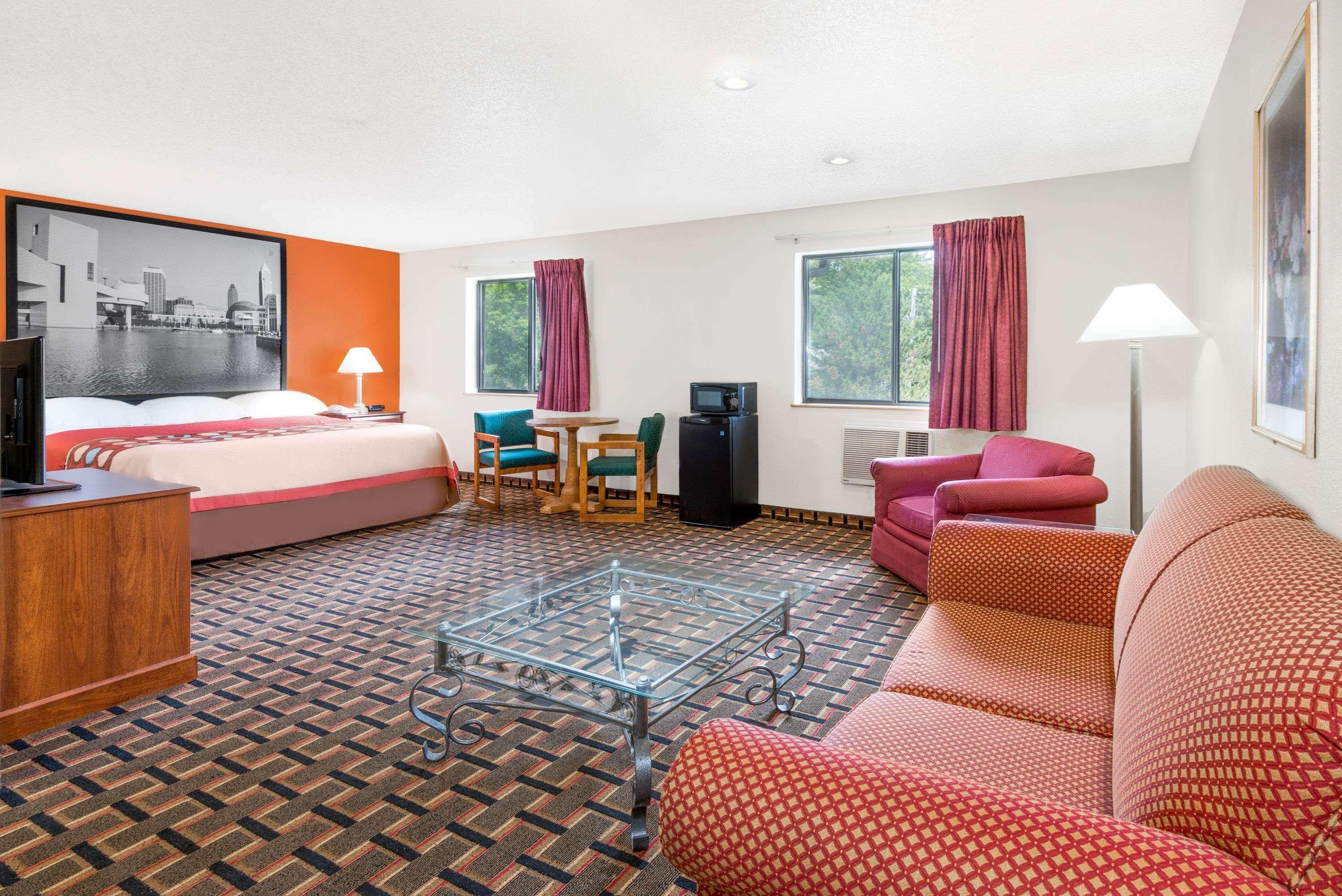 Super 8 By Wyndham Kent/Akron Area Exteriér fotografie