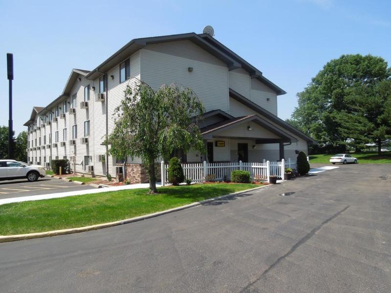 Super 8 By Wyndham Kent/Akron Area Exteriér fotografie