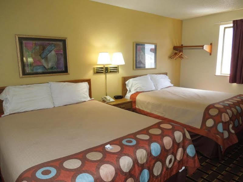 Super 8 By Wyndham Kent/Akron Area Exteriér fotografie
